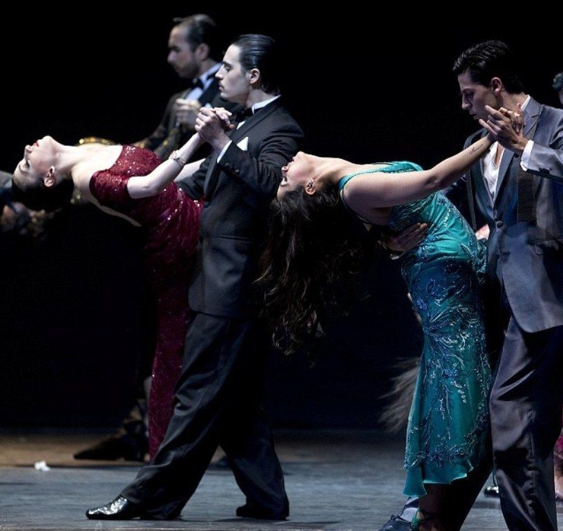 Bailarines bailando Tango mostrando los diferentes tipos de tango que existen